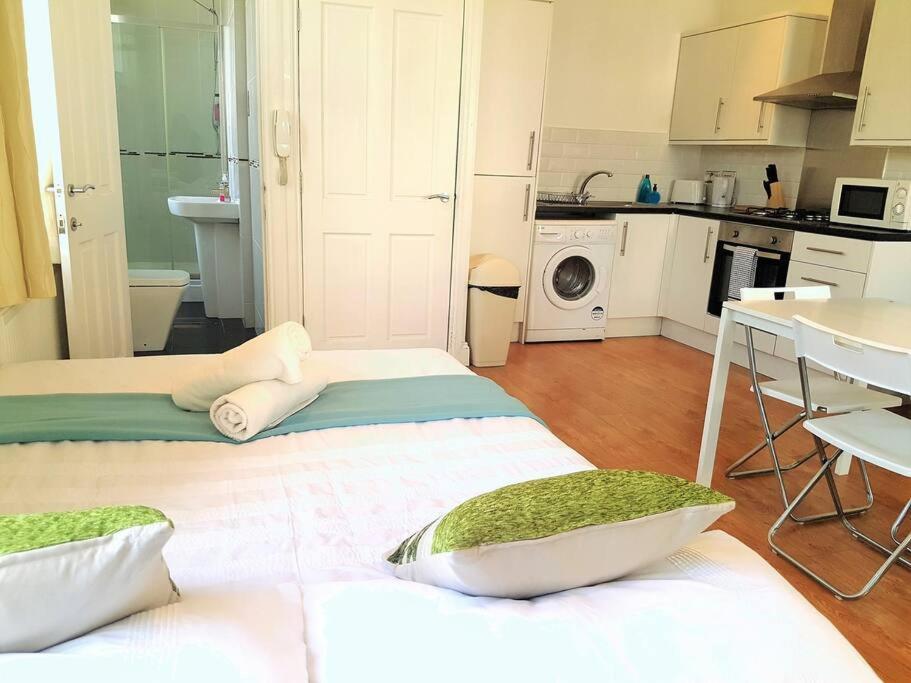 Excellent Studio Flat In Londra Exterior foto
