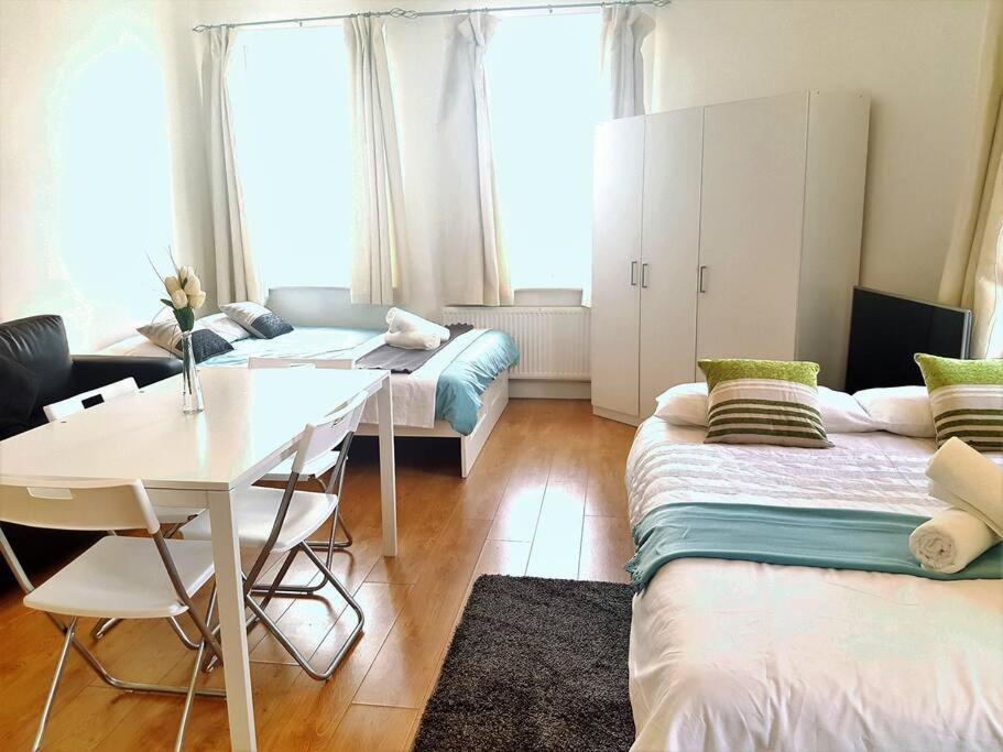 Excellent Studio Flat In Londra Exterior foto